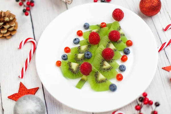 Kiwi arbre de Noël - idée de nourriture amusante pour la fête des enfants ou le petit déjeuner — Photo