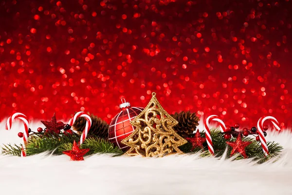 Vánoční pozadí s výzdobou na pozadí červené třpytky — Stock fotografie