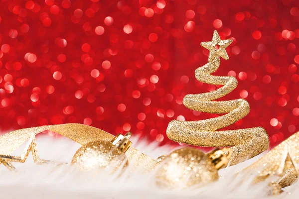 Svítící vánoční strom v červeném pozadí — Stock fotografie