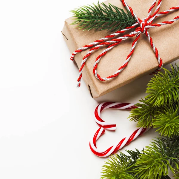 Regalo vintage de Navidad con caramelo y árbol sobre fondo blanco —  Fotos de Stock