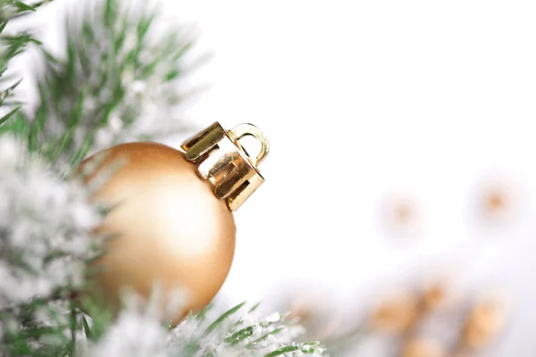 Vánoční koule a strom na bílém pozadí — Stock fotografie