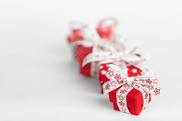 Jul nyår gåva lådor på röda tallrik — Stockfoto