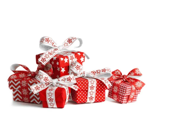 Cajas de regalo de Navidad aisladas sobre fondo blanco — Foto de Stock