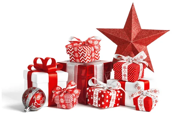 Cajas de regalo de Navidad aisladas sobre fondo blanco —  Fotos de Stock
