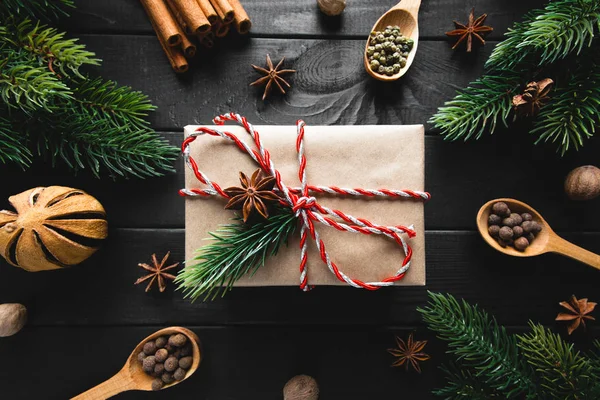 Рождественский винтажный подарок с украшением на темном столе — стоковое фото