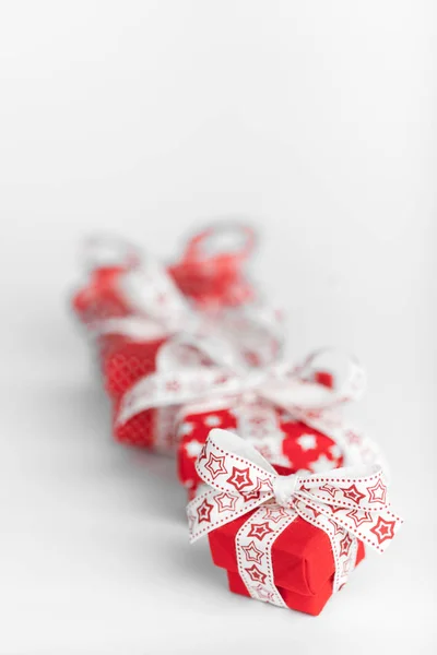 Navidad Año Nuevo Cajas de regalo en plato rojo — Foto de Stock