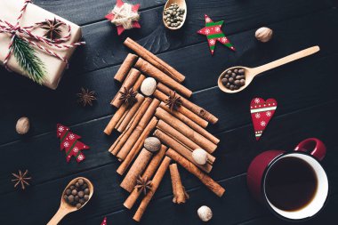 Tarçın ve anason Noel ağacı yapılmış
