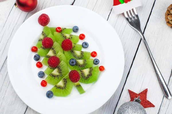 Kiwi Albero di Natale - divertente idea di cibo per bambini festa o colazione — Foto Stock