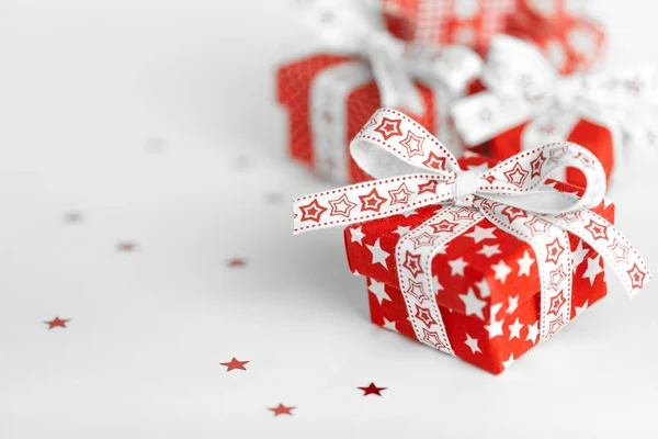 Vánoční novoroční dárkové krabice na bílém pozadí — Stock fotografie