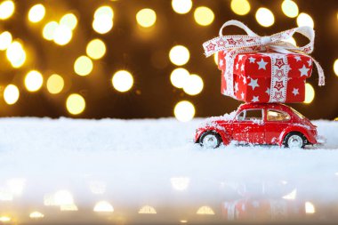 Kırmızı eski oyuncak araba Noel ya da yeni yıl hediyeleri getiriyor.