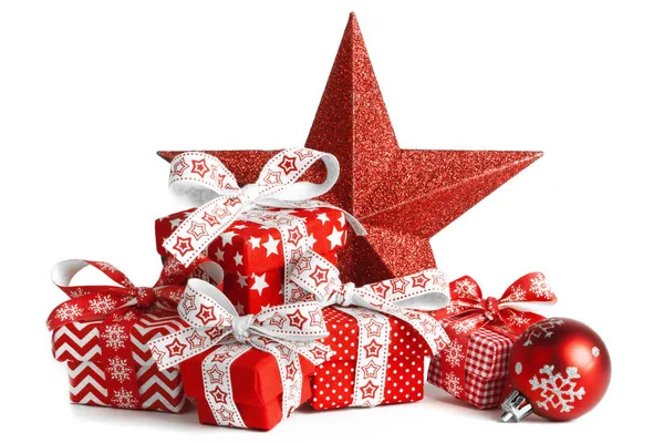 Cajas de regalo de Navidad con bola y gran estrella aisladas sobre fondo blanco —  Fotos de Stock