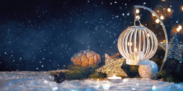 Рождественский фонарь на снегу с украшениями. Новогодняя карта — стоковое фото