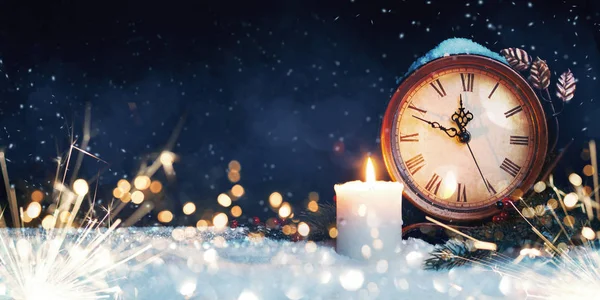 Nowy rok, Boże Narodzenie tła. Christmas clock ze śniegu. — Zdjęcie stockowe