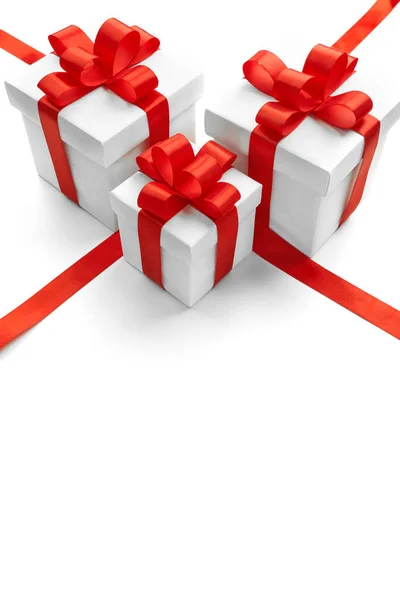 Рождество и Новый год. Три красные подарочные коробки белый фон — стоковое фото