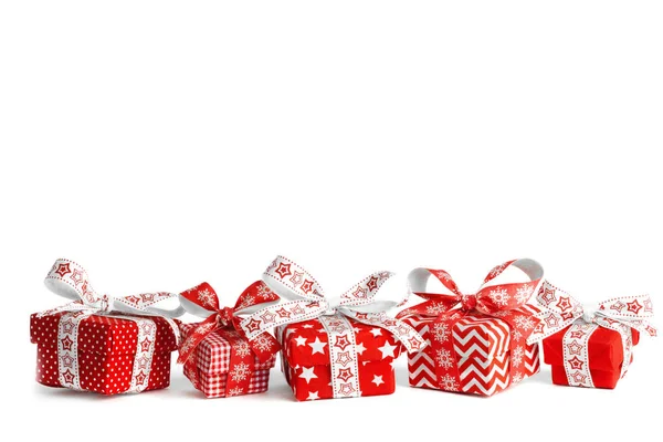 Різні різдвяні подарункові коробки та оригінальні стрічки — стокове фото