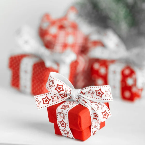 Vánoční červená dárková krabička na bílém pozadí — Stock fotografie