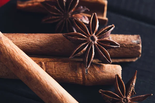 Anice stella spezie e bastoncini di cannella su sfondo di legno scuro rystic — Foto Stock
