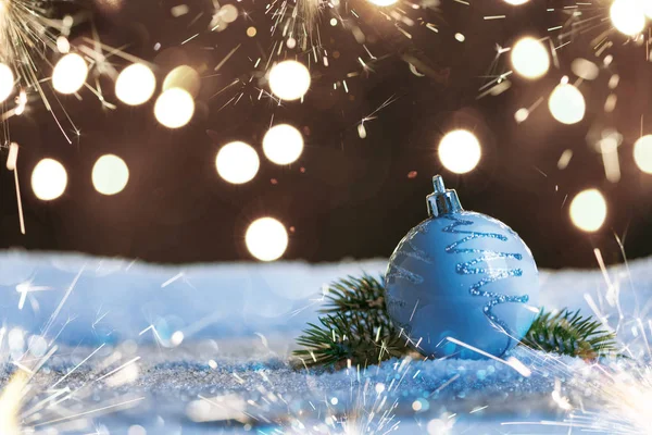 Maytap ve kar üzerinde çelenk ile Noel top — Stok fotoğraf