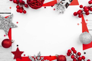 Ahşap arka plan üzerinde kırmızı süsleme yapılmış Noel süs