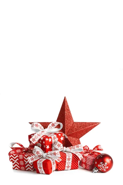 Cajas de regalo de Navidad con bola y gran estrella aisladas sobre fondo blanco — Foto de Stock