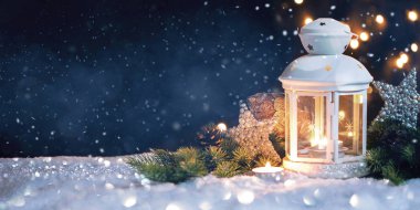 Süslemeleri Noel fener üzerinde kar ile. Yeni yıl kartı