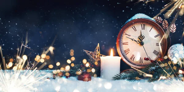 New Years clock with decoration on snow — Stock Photo, Image