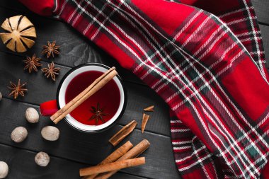 Tarçın ve anason, üstten görünüm ile mulled şarap