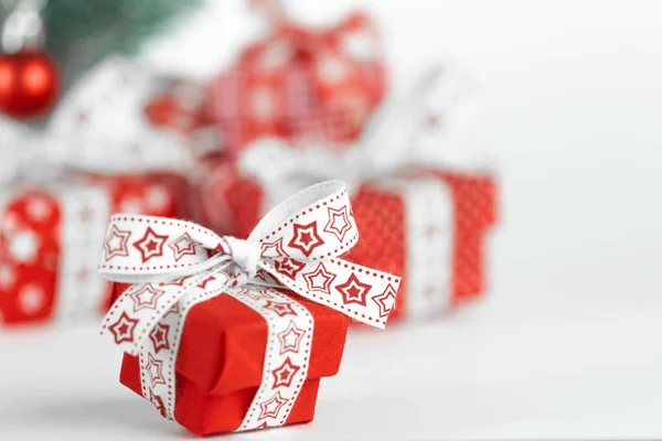 Caixas de presente de Natal vermelho no fundo branco — Fotografia de Stock