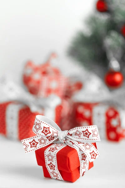 Caixas de presente de Natal vermelho no fundo branco — Fotografia de Stock