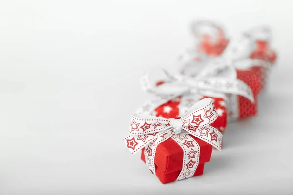 Cajas de regalo rojas de Navidad sobre fondo blanco — Foto de Stock