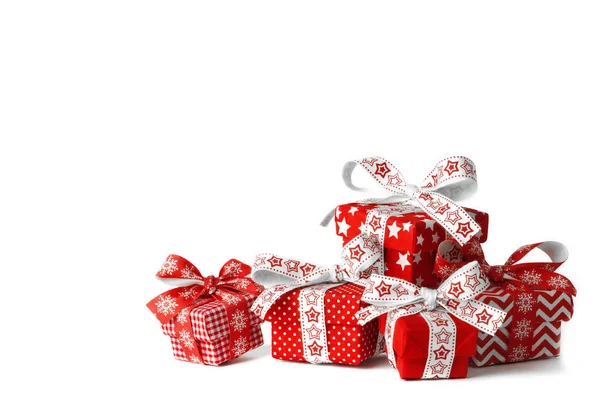 Cinco cajas de regalo de Navidad sobre fondo blanco —  Fotos de Stock