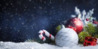 Noel topları ve dekorasyon kar koyu mavi zemin üzerine