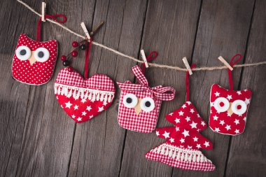 Ahşap arka plan üzerinde ipte asılı Noel süsler