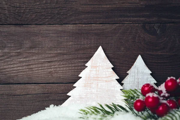 Zwei Spielzeug-Weihnachtsbäume im Schnee auf Holzgrund — Stockfoto