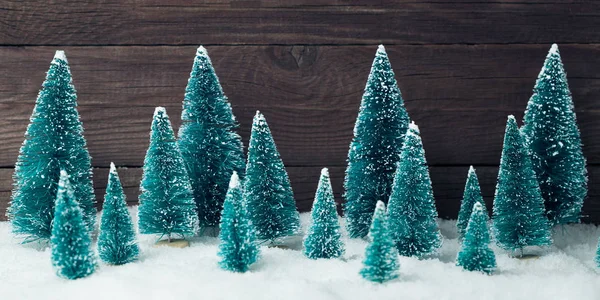 Ahşap antika arka plan üzerinde Noel ağacı oyuncaklar — Stok fotoğraf