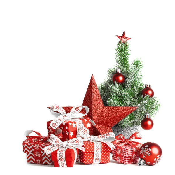 Noel hediye kutuları ve süslemeleri beyaz arka plan üzerinde — Stok fotoğraf