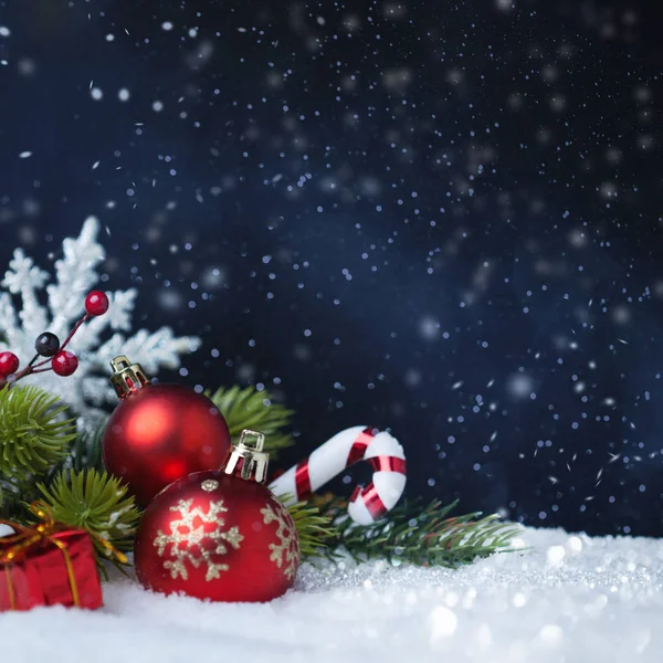 Boules de Noël avec arbre et décorations sur neige — Photo