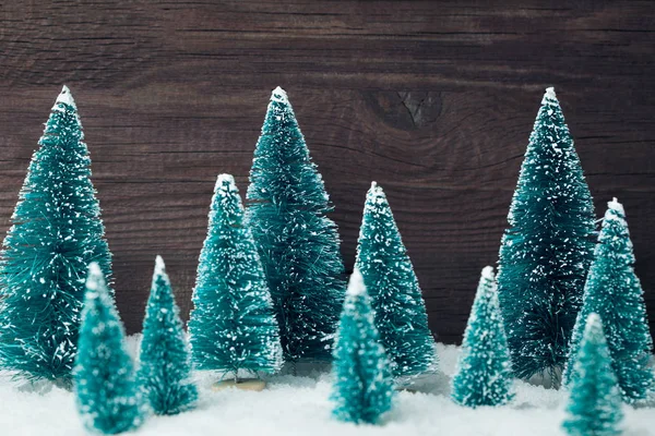 크리스마스 트리 장난감 나무 빈티지 배경 위에 — 스톡 사진