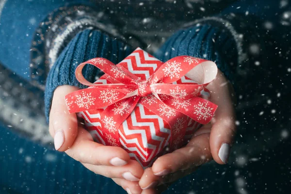 Les mains des femmes tiennent Noël ou boîte cadeau décorée nouvelle année — Photo