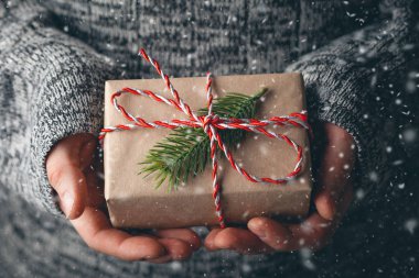 Erkek el Vintage hediye kutusu ağaç ile tutarak