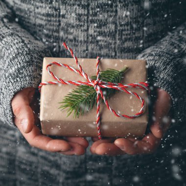 Erkek el Vintage hediye kutusu ağaç ile tutarak