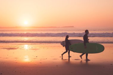 Peniche - Portekiz - 26 Eylül 2018 - Surf kurulları ile iki kişi