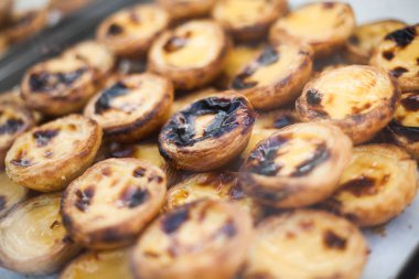 Satır yumurta tart, geleneksel Portekiz tatlı, pasteis de nata, kremalı tart