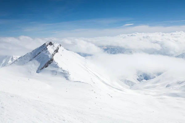 冬天白雪皑皑的山脉。高加索山脉，格鲁吉亚 Gudauri — 图库照片