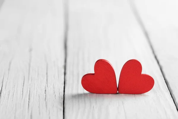 Valentinshintergrund mit handgemachtem Herz auf rustikalem Holz. Grußkarte zum Valentinstag. — Stockfoto