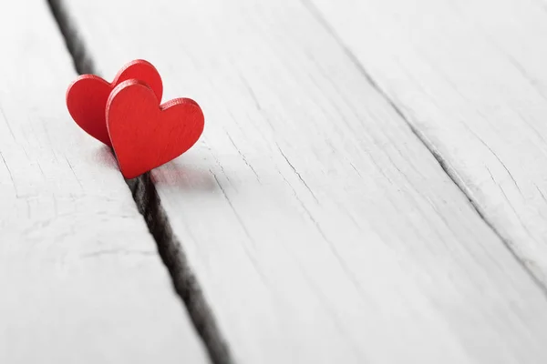 Valentinshintergrund mit handgemachten Herzen auf rustikalem Holz — Stockfoto