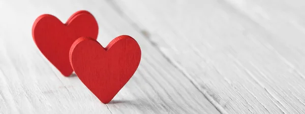 Valentinshintergrund mit handgemachtem Herz auf rustikalem Holz — Stockfoto