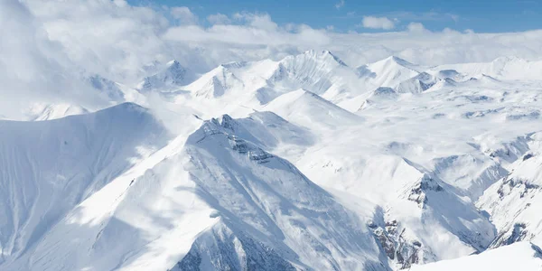 冬天白雪皑皑的山脉。高加索山脉，格鲁吉亚 Gudauri — 图库照片