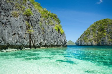 Güzel tropikal mavi lagün. Doğal peyzaj ile deniz Körfezi ve dağ Adaları, El Nido Palawan, Filipinler