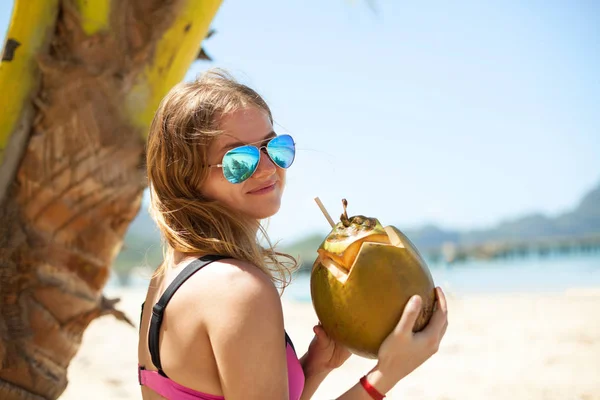 Photo of beautiful woman in mirror glasses posing with young coconut cocktail — Stock Photo, Image
